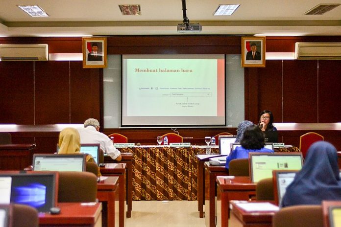 800px-Wikipedia_training_session_in_Indonesia_Open_University_02
