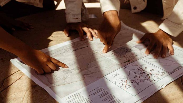 people-pointing-at-a-map-2981107
