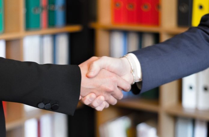 two-person-shake-hands-2058140 11 Tips Dalam Melakukan Negosiasi Utang-Piutang