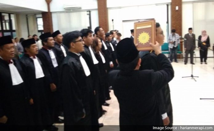 SEMA 32021 Terbit! MA Larang Pungut Biaya Pengambilan Sumpah Advokat SEMA 32021 Terbit! MA Larang Pungut Biaya Pengambilan Sumpah Advokat