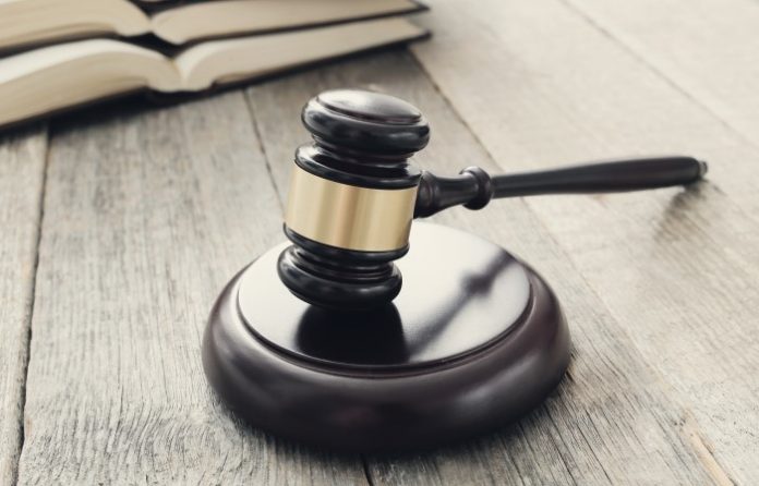 court-hammer-books-judgment-law-concept Bedanya Pembatalan Kasus Arbitrase dalam BANI dan SIAC