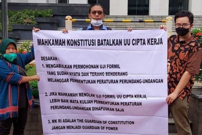 Kuasa Hukum Pemohon Judicial Review UU Cipta Kerja Saya Kecewa Dengan Putusan MK