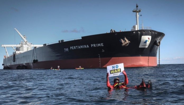 Waduh! Kapal Tangker Pertamina Dicegat Aktivis Greenpeace Yang Membawa Minyak Dari Rusia Waduh! Kapal Tangker Pertamina Dicegat Aktivis Greenpeace Yang Membawa Minyak Dari Rusia