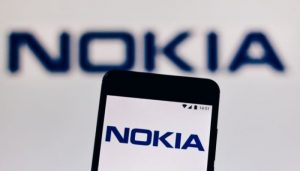 Vivo dituntut membayar ganti tugi senilai Rp 597,3 miliar atas pelanggaran hak paten jaringan LTE. Nokia Technologies OY menggugat PT Vivo Mobile Indonesia dengan produsen merek dagang Vivo terkait tuduhan pelanggaran hak paten jaringan LTE. Gugatan ini terdaftar di Pengadilan Niaga pada Pengadilan Negeri Jakarta Pusat (PN Jakpus) dengan nomor perkara 31Pdt.Sus-HKIPaten2022PN Niaga Jkt.Pst Gugatan tersebut dilayangkan dalam empat berkas dengan total nilai yang dituntut yaitu Rp 597.300.000.000 dan saat ini masih berlangsung di PN Jakpus. Vivo digugat karena melanggar hak paten dengan nomor pendaftaran IDP000030632 berjudul Metode dan Peralatan Untuk Menyampaikan Informasi Konfigurasi Antena Melalui Masking dengan memproduksi, menjual danatau menyediakan untuk dijual produk yang disengketakan. Sebelumnya, Vivo juga telah digugat oleh Nokia pada 9 Maret lalu dengan nomor perkara 18Pdt.Sus-HKIPaten2022PN Niaga Jkt.Pst terkait dugaan pelanggaran paten atas Persinyalan Informasi Modulasi Tambahan Untuk Akses Paket Hubungan-Turun Kecepatan Tinggi dengan nomor pendaftaran IDP000031184 milik Nokia. Menanggapi hal tersebut, Vivo membenarkan perihal gugatan yang dilayangkan kepadanya dan perusahaan menyatakan akan mengikuti proses peradilan yang ada. Vivo Indonesia mengkonfirmasi bahwa sebuah gugatan telah diajukan oleh Nokia Technologies OY terhadap PT Vivo Mobile Indonesia yang berhubungan dengan perselisihan antara para pihak, jelas Head of PR Vivo Indonesia Alexa Tiara kepada CNN Indonesia Alexa menyatakan bahwa dalam menjalankan proses hukum yang ada, pihaknya berupaya untuk tidak merugikan pihak lain. Ia menambahkan belum bisa memberikan informasi tambahan terkait gugatan tersebut. MH