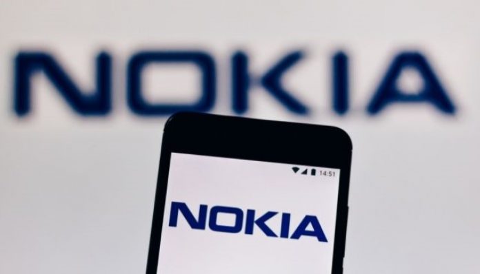 Vivo dituntut membayar ganti tugi senilai Rp 597,3 miliar atas pelanggaran hak paten jaringan LTE. Nokia Technologies OY menggugat PT Vivo Mobile Indonesia dengan produsen merek dagang Vivo terkait tuduhan pelanggaran hak paten jaringan LTE. Gugatan ini terdaftar di Pengadilan Niaga pada Pengadilan Negeri Jakarta Pusat (PN Jakpus) dengan nomor perkara 31Pdt.Sus-HKIPaten2022PN Niaga Jkt.Pst Gugatan tersebut dilayangkan dalam empat berkas dengan total nilai yang dituntut yaitu Rp 597.300.000.000 dan saat ini masih berlangsung di PN Jakpus. Vivo digugat karena melanggar hak paten dengan nomor pendaftaran IDP000030632 berjudul Metode dan Peralatan Untuk Menyampaikan Informasi Konfigurasi Antena Melalui Masking dengan memproduksi, menjual danatau menyediakan untuk dijual produk yang disengketakan. Sebelumnya, Vivo juga telah digugat oleh Nokia pada 9 Maret lalu dengan nomor perkara 18Pdt.Sus-HKIPaten2022PN Niaga Jkt.Pst terkait dugaan pelanggaran paten atas Persinyalan Informasi Modulasi Tambahan Untuk Akses Paket Hubungan-Turun Kecepatan Tinggi dengan nomor pendaftaran IDP000031184 milik Nokia. Menanggapi hal tersebut, Vivo membenarkan perihal gugatan yang dilayangkan kepadanya dan perusahaan menyatakan akan mengikuti proses peradilan yang ada. Vivo Indonesia mengkonfirmasi bahwa sebuah gugatan telah diajukan oleh Nokia Technologies OY terhadap PT Vivo Mobile Indonesia yang berhubungan dengan perselisihan antara para pihak, jelas Head of PR Vivo Indonesia Alexa Tiara kepada CNN Indonesia Alexa menyatakan bahwa dalam menjalankan proses hukum yang ada, pihaknya berupaya untuk tidak merugikan pihak lain. Ia menambahkan belum bisa memberikan informasi tambahan terkait gugatan tersebut. MH