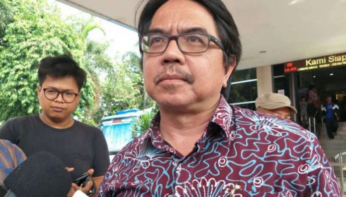 Ade Armando Minta Pemeriksaan Dirinya di Kasus Aremania Dilakukan Daring, Bolehkah Secara Hukum Ade Armando Minta Pemeriksaan Dirinya di Kasus Aremania Dilakukan Daring, Bolehkah Secara Hukum?