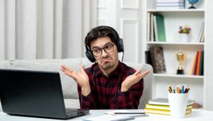 Melihat Kasus Amazon, Bolehkah Perusahaan Melakukan Skors terhadap Karyawan yang Menolak Masuk Kantor