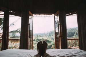 Bos Wajibkan Staycation Guna Perpanjang Kontrak, Ini Sanksinya!
