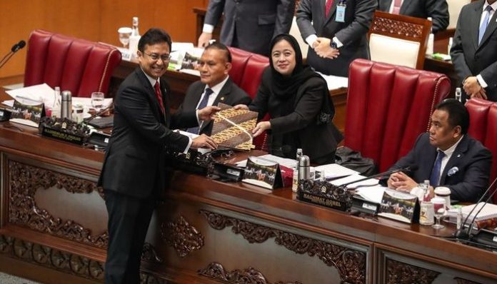 UU Kesehatan Disahkan, Nakes Akan Gugat ke MK? UU Kesehatan Disahkan, Nakes Akan Gugat ke MK?