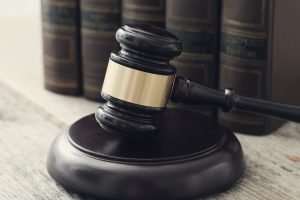 Arbitrase vs Pengadilan: Memilih Forum Penyelesaian Sengketa yang Tepat