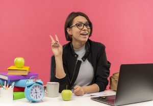 Bagaimana Cara Perusahaan Memperkerjakan Karyawan Paruh Waktu (Part Time), dan Apa Bedanya dengan Karyawan Penuh Waktu (Full Time) di Indonesia?