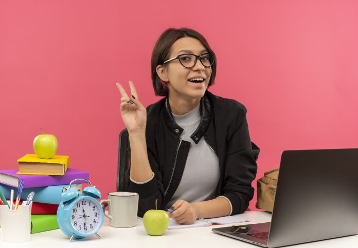 Bagaimana Cara Perusahaan Memperkerjakan Karyawan Paruh Waktu (Part Time), dan Apa Bedanya dengan Karyawan Penuh Waktu (Full Time) di Indonesia?