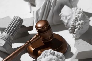 Arbitrase vs Pengadilan: Memilih Forum Penyelesaian Sengketa yang Tepat