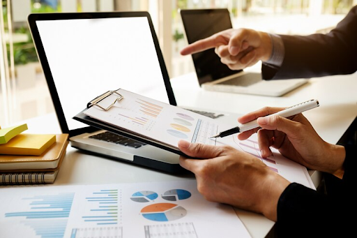 Laba yang Menipu: Ketika Cash Flow Dipoles Demi Menjaga Wajah Perusahaan Laba yang Menipu: Ketika Cash Flow Dipoles Demi Menjaga Wajah Perusahaan
