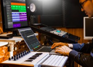 Bagaimana Hukum Menilai Wanprestasi dan Dugaan Penipuan dalam Produksi Lagu Berbasis AI?