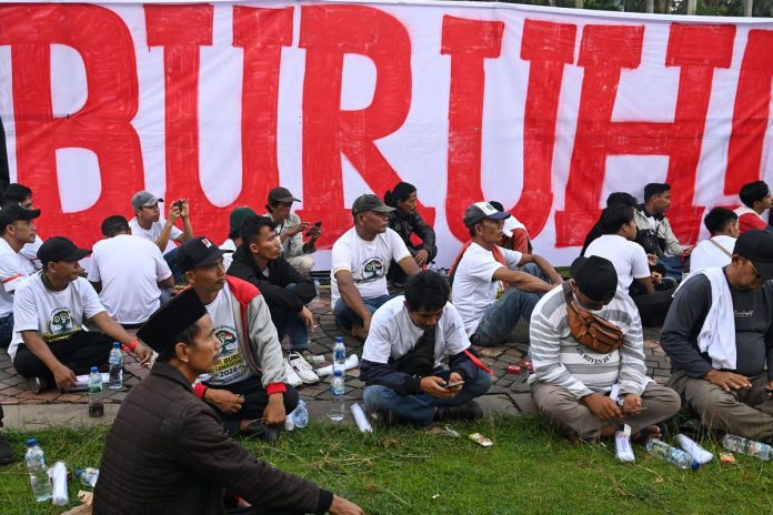 RUU Ketenagakerjaan Baru: Saatnya Mengakhiri Ketidakpastian Hukum bagi Dunia Usaha dan Pekerja RUU Ketenagakerjaan Baru: Saatnya Mengakhiri Ketidakpastian Hukum bagi Dunia Usaha dan Pekerja