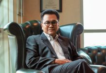 Yozua Makes: Menerjemahkan Presisi Hukum Menjadi Kehangatan Plataran Yozua Makes: Menerjemahkan Presisi Hukum Menjadi Kehangatan Plataran
