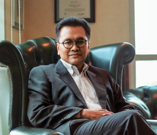 Yozua Makes: Menerjemahkan Presisi Hukum Menjadi Kehangatan Plataran Yozua Makes: Menerjemahkan Presisi Hukum Menjadi Kehangatan Plataran