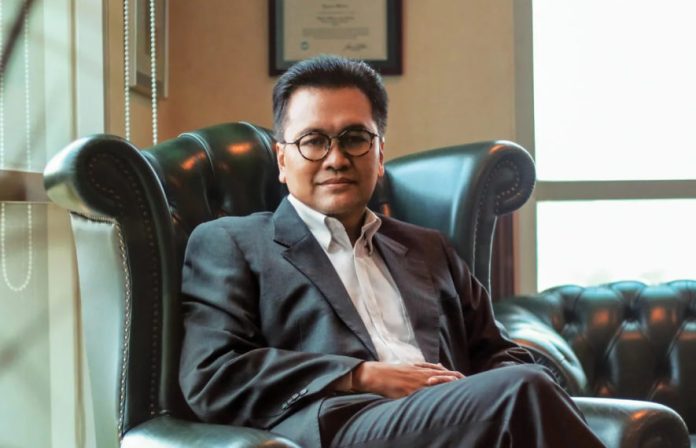 Yozua Makes: Menerjemahkan Presisi Hukum Menjadi Kehangatan Plataran Yozua Makes: Menerjemahkan Presisi Hukum Menjadi Kehangatan Plataran
