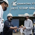 9 Karyawan Krakatau Steel Tolak Pensiun Dini, Apakah Perusahaan Tetap Bisa PHK? Sembilan karyawan Krakatau Steel digugat PHK setelah menolak program Golden Shake Hand dan menjalani skorsing selama delapan bulan.